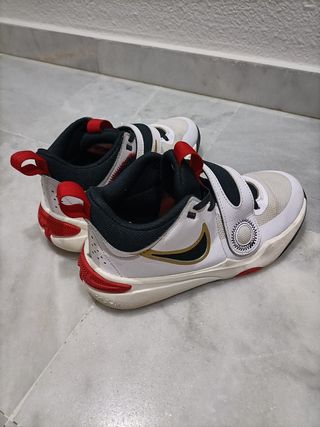 Zapatillas Baloncesto Blancas y Rojas