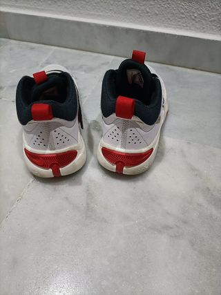 Zapatillas Baloncesto Blancas y Rojas