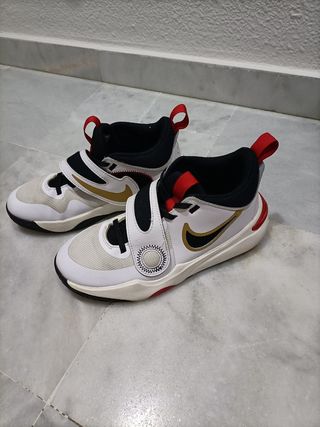 Zapatillas Baloncesto Blancas y Rojas