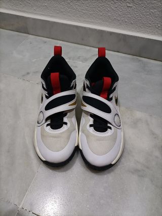 Zapatillas Baloncesto Blancas y Rojas