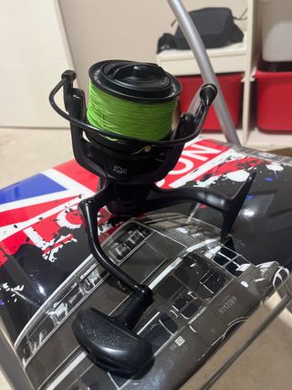 Carrete de pesca negro con sedal verde