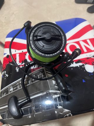 Carrete de pesca negro con sedal verde