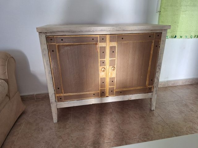 Aparador de madera beige y marrón