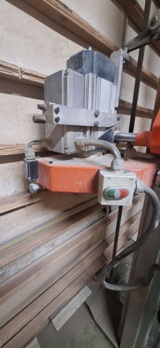 Escuadradora vertical