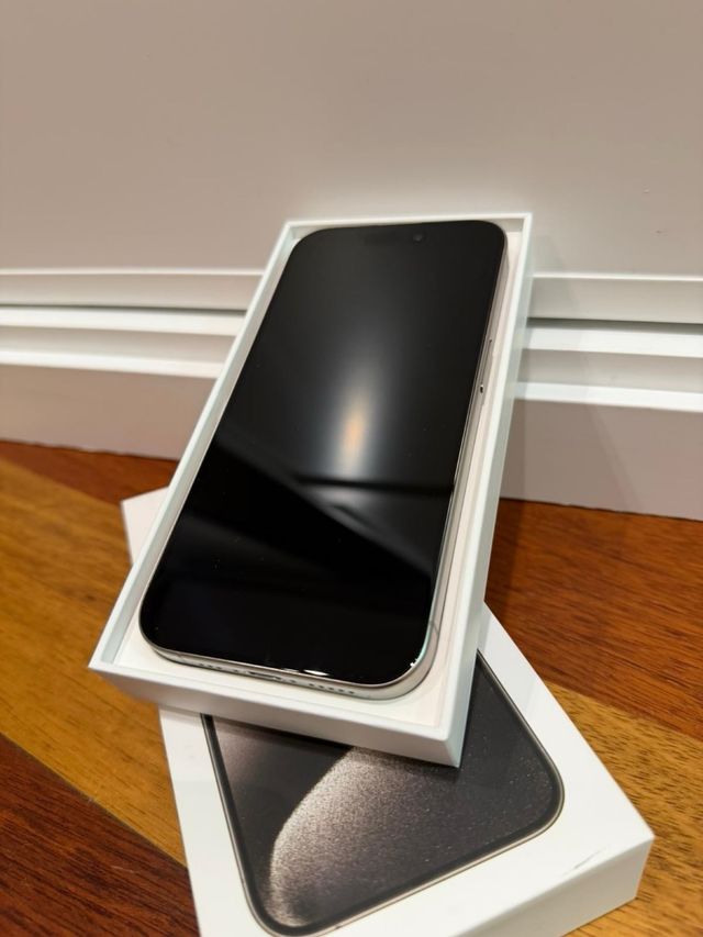 iPhone 15 Pro Gris (estado impecable) + funda