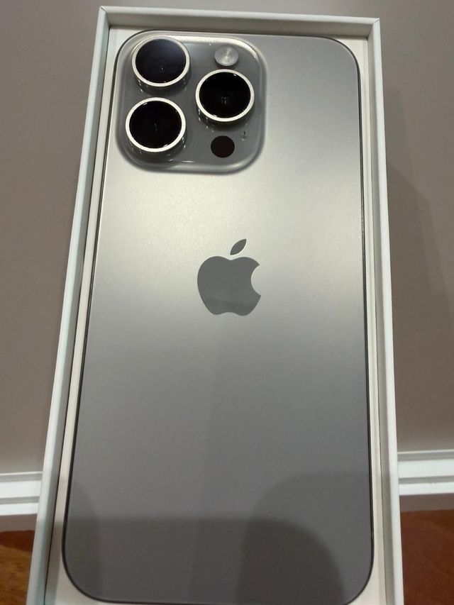 iPhone 15 Pro Gris (estado impecable) + funda