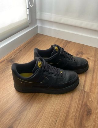 Nike Air Force 1 Negras y Doradas
