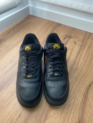 Nike Air Force 1 Negras y Doradas