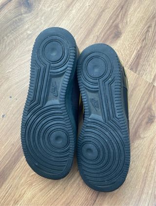 Nike Air Force 1 Negras y Doradas