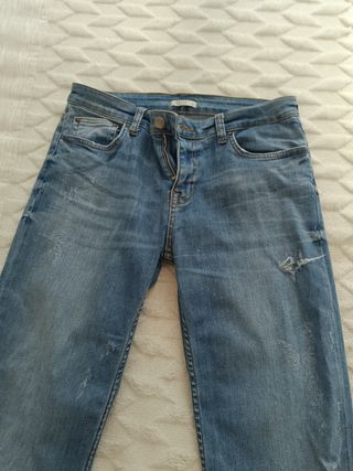 Pantalón vaquero tiro alto desgastado