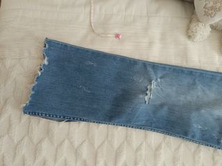 Pantalón vaquero tiro alto desgastado