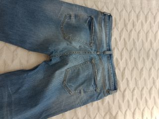 Pantalón vaquero tiro alto desgastado