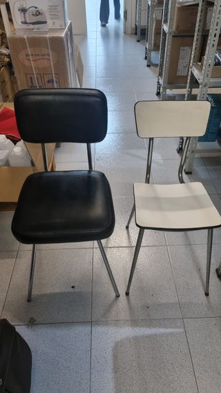 4 Sillas Negras y 4 sillas nlancas Clásicas