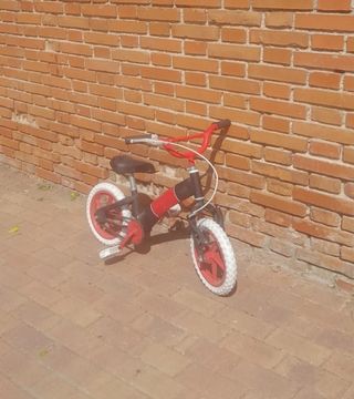 Bicicleta infantil roja y negra