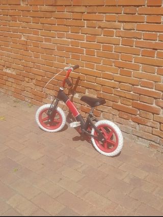 Bicicleta infantil roja y negra
