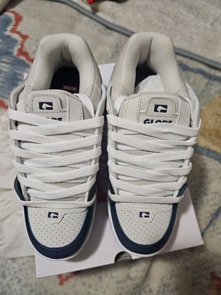 Zapatillas Globe Azules y Blancas