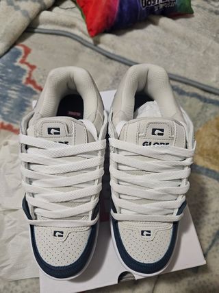 Zapatillas Globe Azules y Blancas