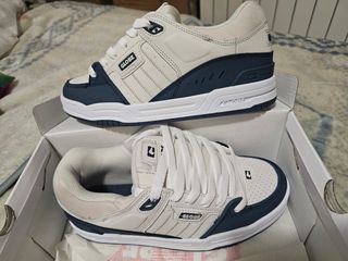 Zapatillas Globe Azules y Blancas