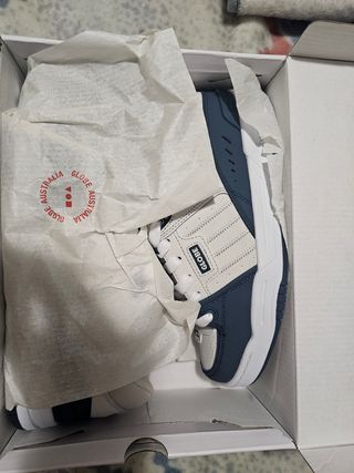 Zapatillas Globe Azules y Blancas