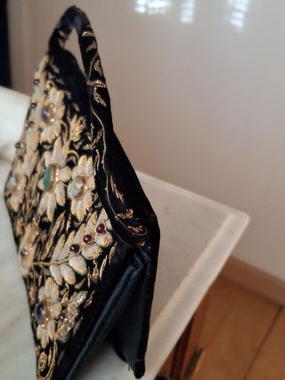 Bolso joya terciopelo negro y técnica zardozi