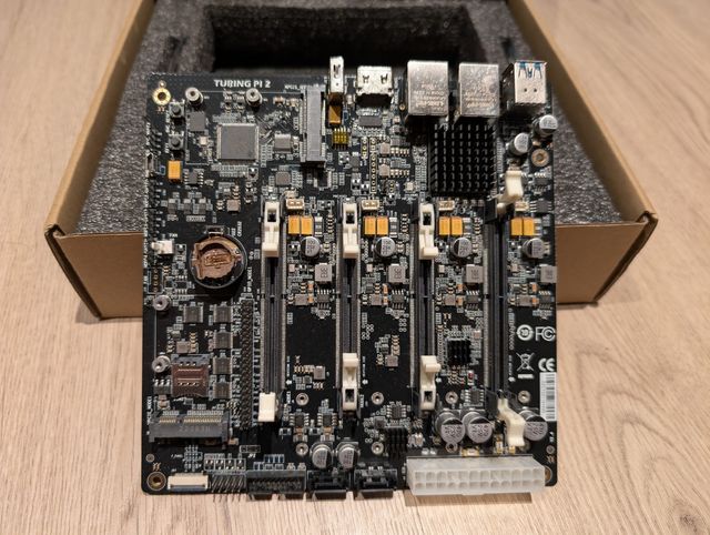 Placa Turing Pi 2 y módulos RK1