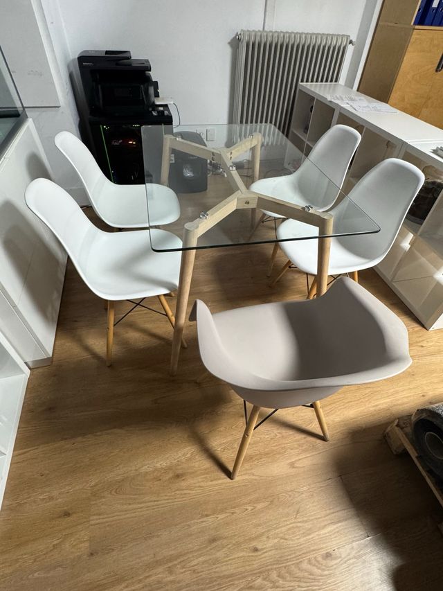 MESA DE CRISTAL CON 5 SILLAS DISEÑO NÓRDICO