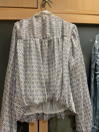 Camisa Zara escote azul y blanco