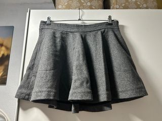 Falda gris