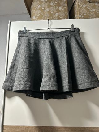 Falda gris