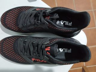 Zapatillas Fila Negras y Rojas Talla 41, casi 42 