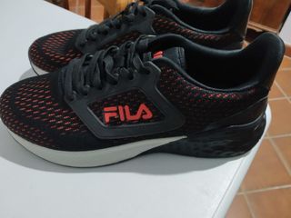 Zapatillas Fila Negras y Rojas Talla 41, casi 42 