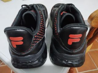 Zapatillas Fila Negras y Rojas Talla 41, casi 42 