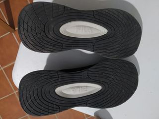 Zapatillas Fila Negras y Rojas Talla 41, casi 42 