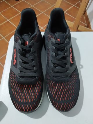 Zapatillas Fila Negras y Rojas Talla 41, casi 42 