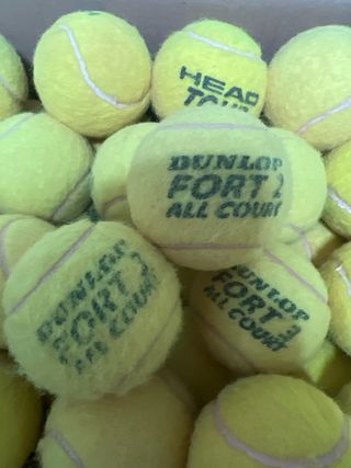 50 pelotas de tenis seminuevas.
