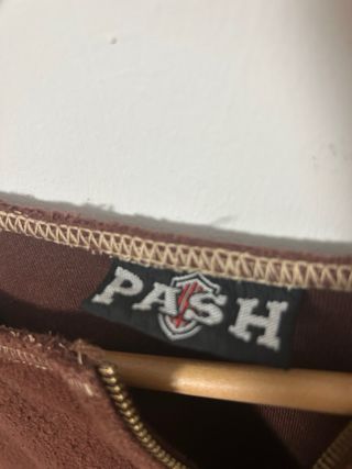 Sudadera marrón con cremallera y logo