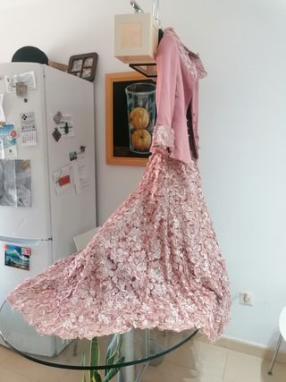 Vestido de fiesta rosa con flores