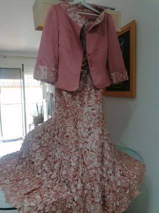 Vestido de fiesta rosa con flores