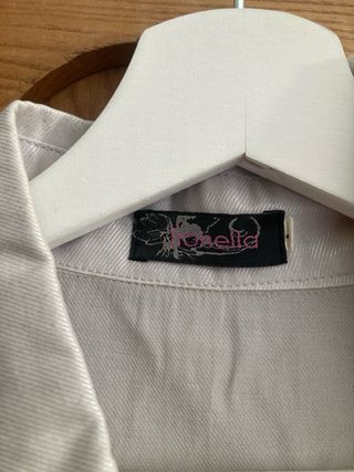 Blusa beige con encaje