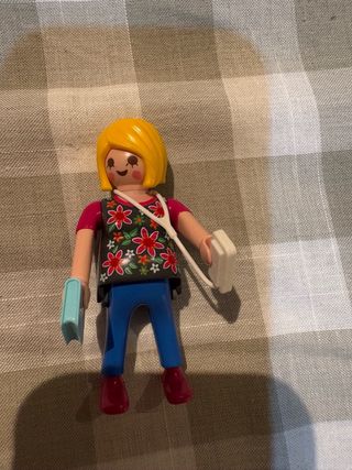 Playmobil embarazada con libro y móvil
