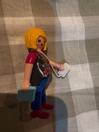 Playmobil embarazada con libro y móvil