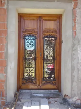 Puerta exterior de madera maciza