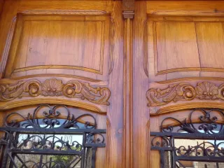 Puerta exterior de madera maciza