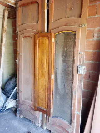 Puerta exterior de madera maciza