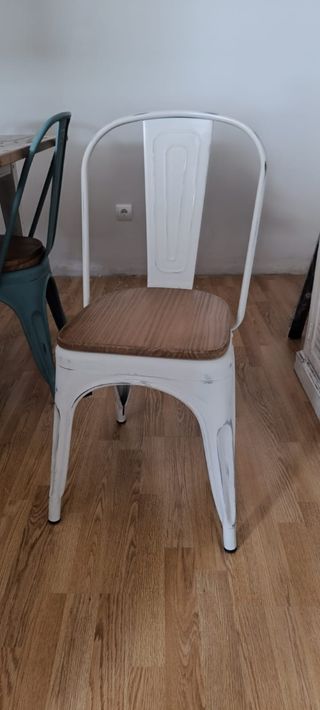 Sillas metálicas con asiento de madera Vintage.