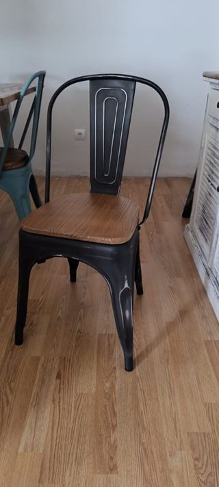 Sillas metálicas con asiento de madera Vintage.