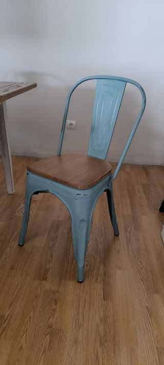 Sillas metálicas con asiento de madera Vintage.