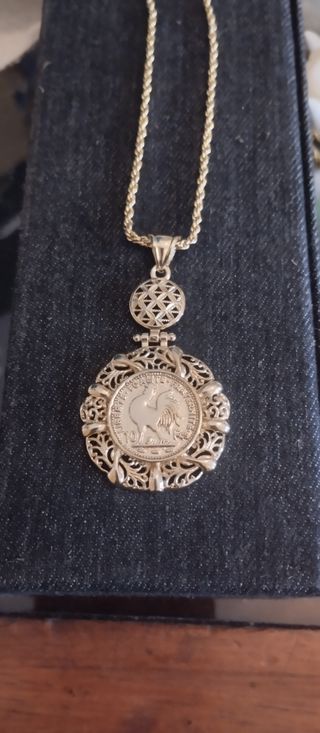 Collar con moneda de gallo dorada. Acero inoxidabl