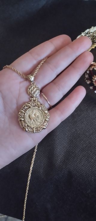 Collar con moneda de gallo dorada. Acero inoxidabl