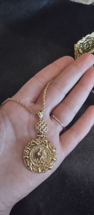 Collar con moneda de gallo dorada. Acero inoxidabl